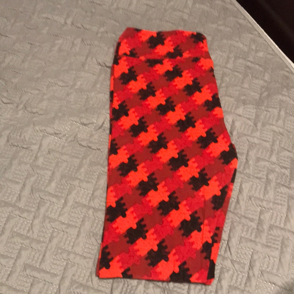 LuLaRoe TC Leggings Black and Red Puzzle Pieces